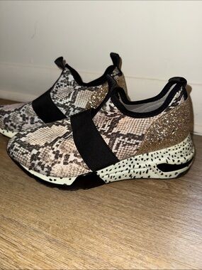 Steve Madden sneakers